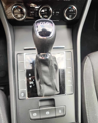 Skoda Superb cena 61900 przebieg: 299000, rok produkcji 2018 z Warszawa małe 301